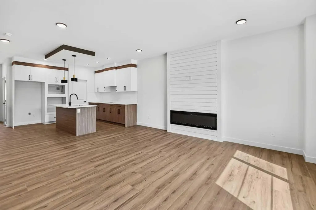 24 Memorial Parkway Rural Red Deer County AB T4E 3B7