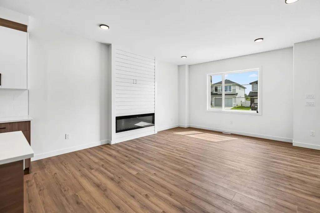 24 Memorial Parkway Rural Red Deer County AB T4E 3B7