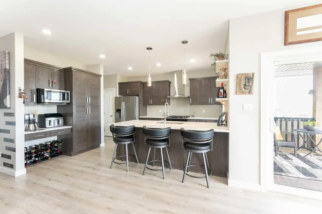 437 Devonia Way W Lethbridge AB T1J 5J7