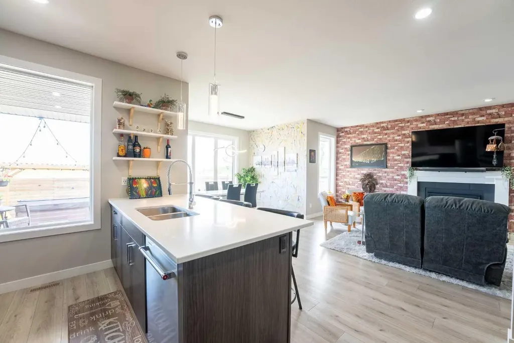 437 Devonia Way W Lethbridge AB T1J 5J7