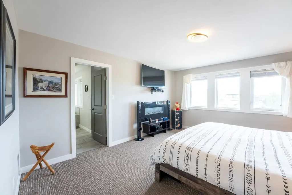 437 Devonia Way W Lethbridge AB T1J 5J7