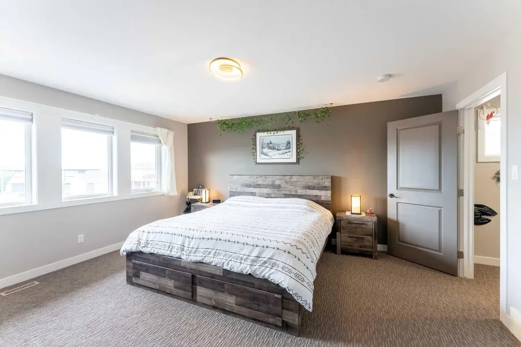 437 Devonia Way W Lethbridge AB T1J 5J7