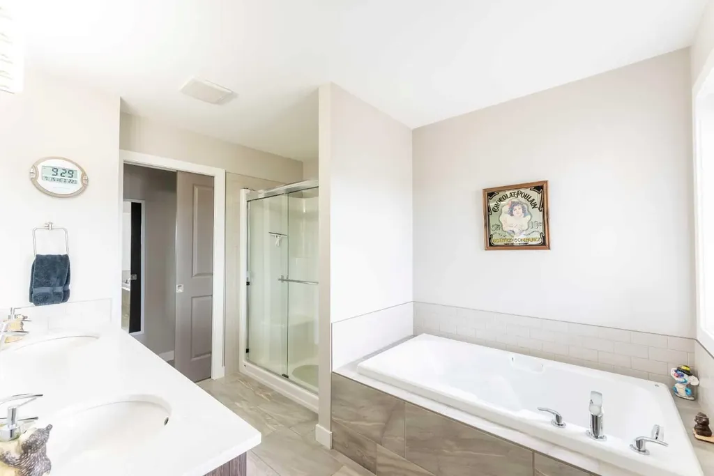 437 Devonia Way W Lethbridge AB T1J 5J7