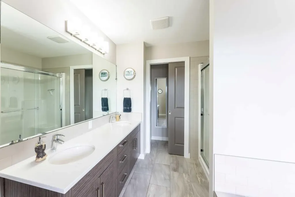 437 Devonia Way W Lethbridge AB T1J 5J7