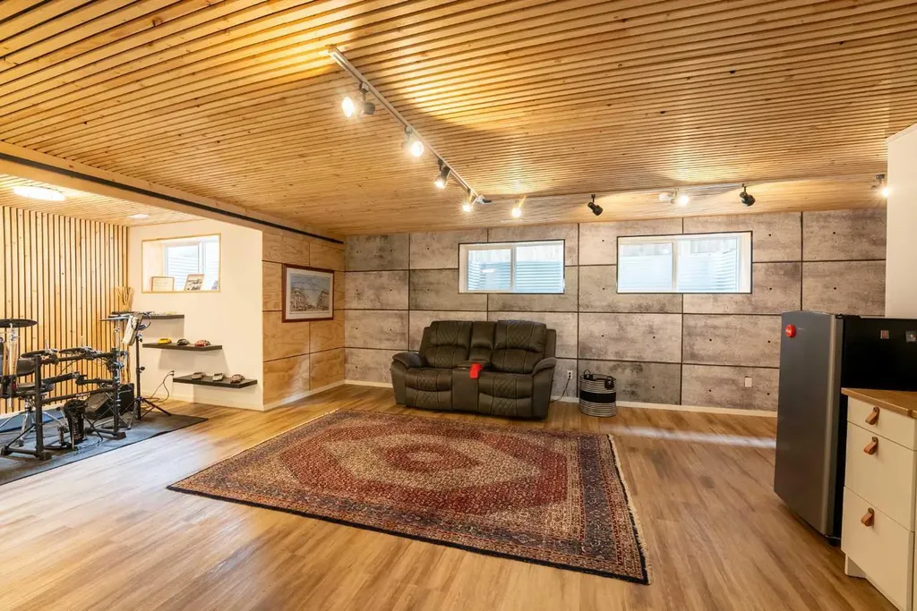 437 Devonia Way W Lethbridge AB T1J 5J7