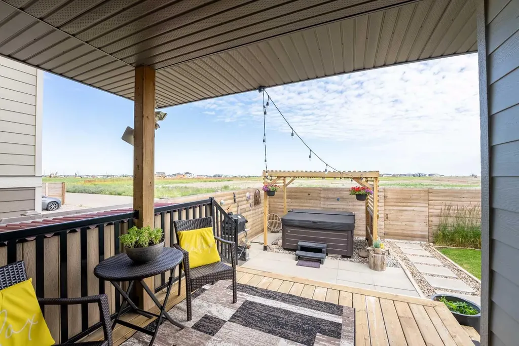 437 Devonia Way W Lethbridge AB T1J 5J7