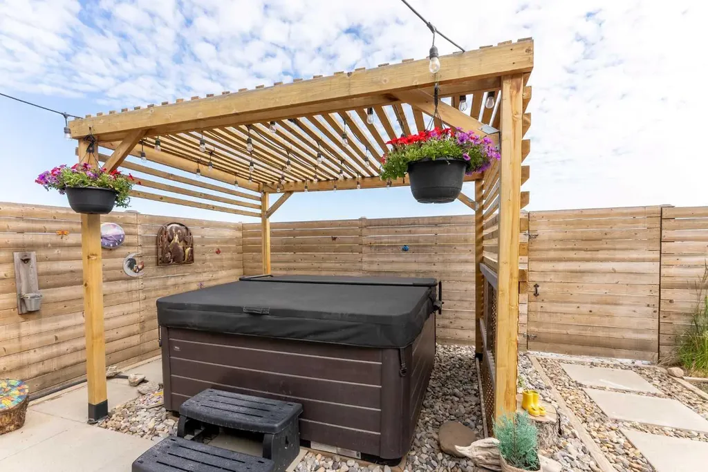 437 Devonia Way W Lethbridge AB T1J 5J7