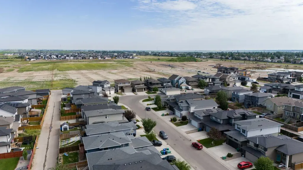 437 Devonia Way W Lethbridge AB T1J 5J7