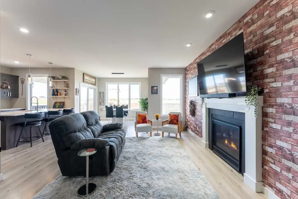 437 Devonia Way W Lethbridge AB T1J 5J7