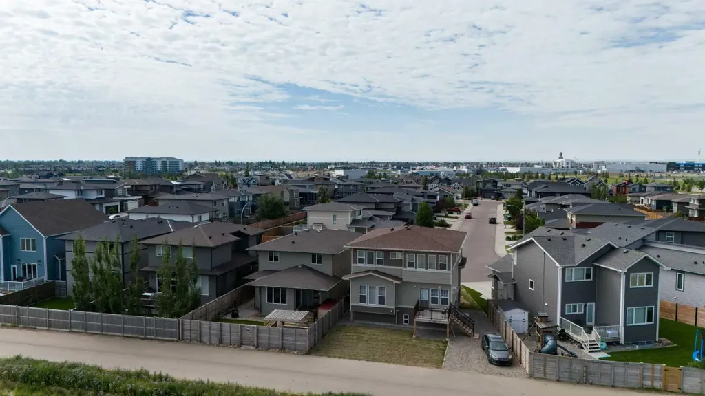 437 Devonia Way W Lethbridge AB T1J 5J7