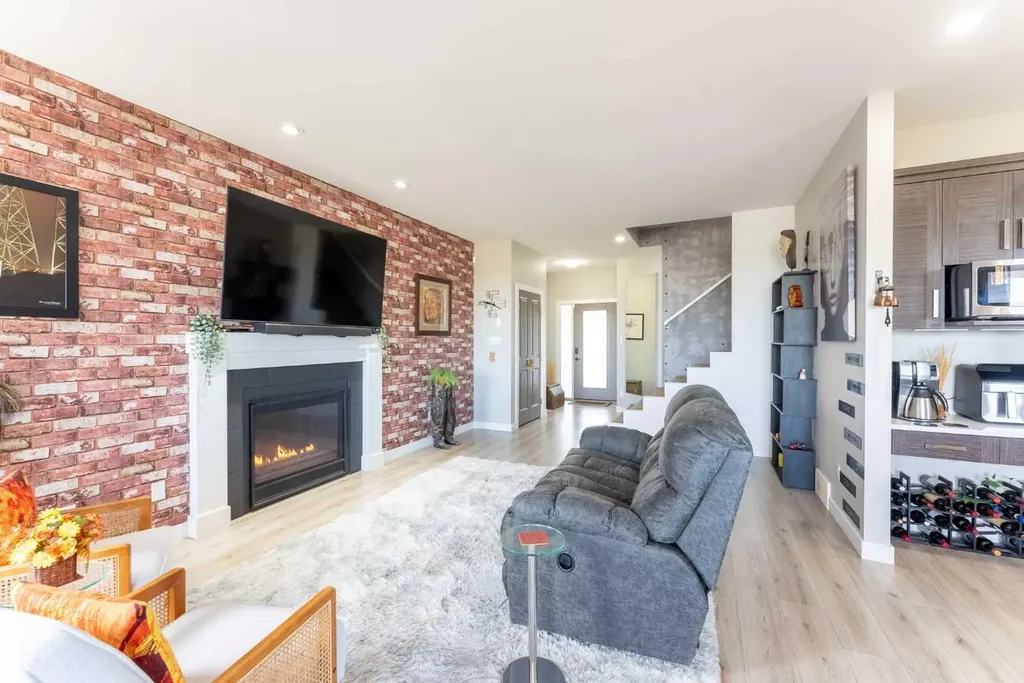 437 Devonia Way W Lethbridge AB T1J 5J7