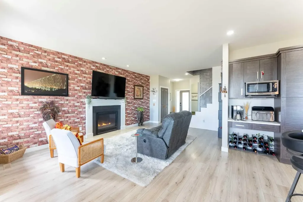 437 Devonia Way W Lethbridge AB T1J 5J7