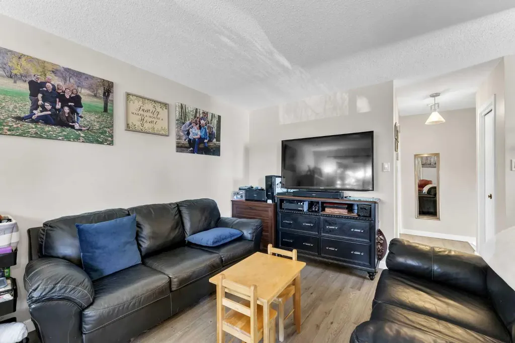 105 Broadway Avenue E Redcliff AB T0J2P0