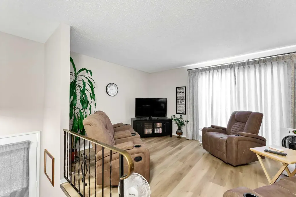 105 Broadway Avenue E Redcliff AB T0J2P0
