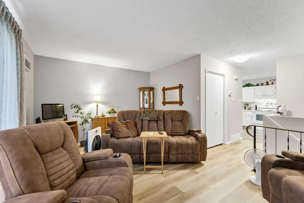 105 Broadway Avenue E Redcliff AB T0J2P0