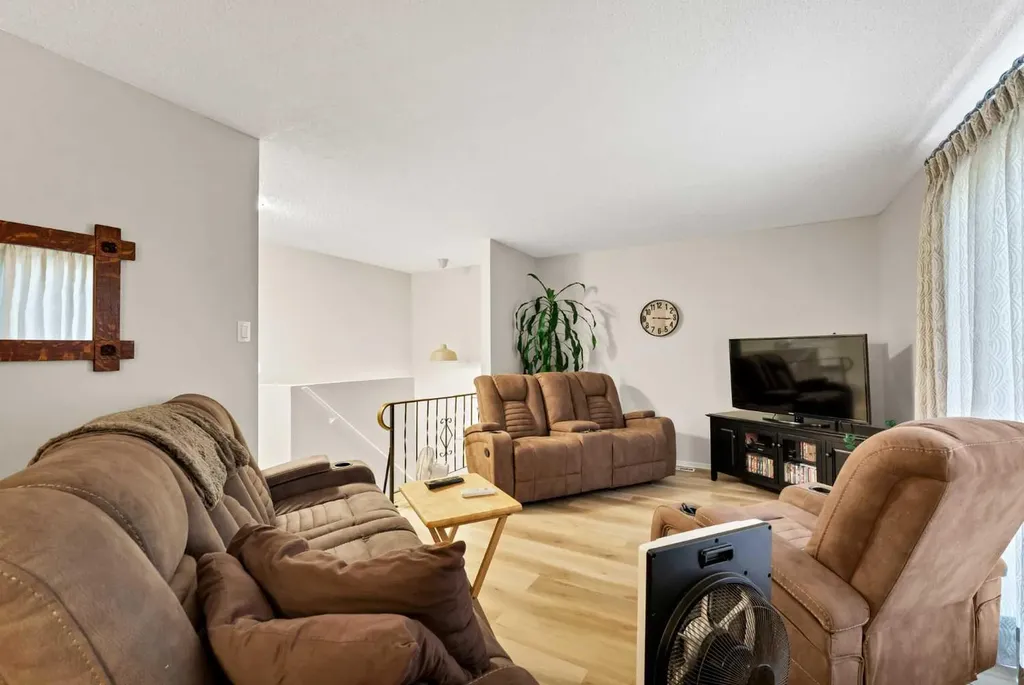 105 Broadway Avenue E Redcliff AB T0J2P0