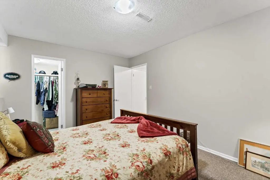105 Broadway Avenue E Redcliff AB T0J2P0
