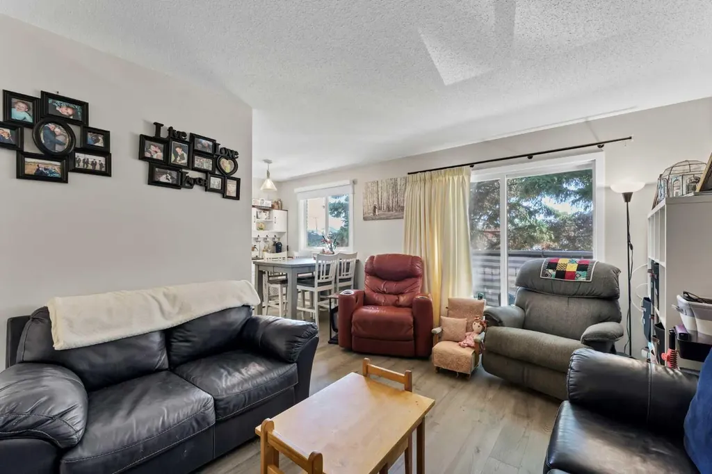 105 Broadway Avenue E Redcliff AB T0J2P0