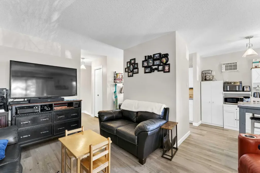 105 Broadway Avenue E Redcliff AB T0J2P0