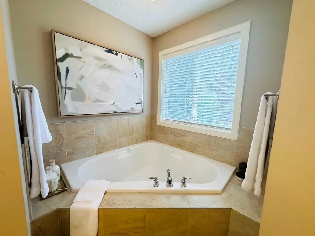 29 Everhollow Rise SW Calgary AB T2Y 5H2