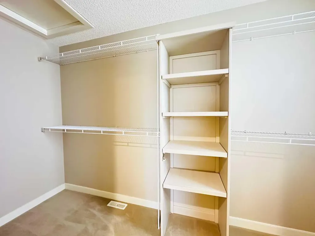 29 Everhollow Rise SW Calgary AB T2Y 5H2