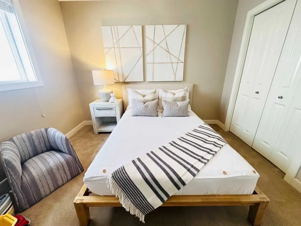 29 Everhollow Rise SW Calgary AB T2Y 5H2