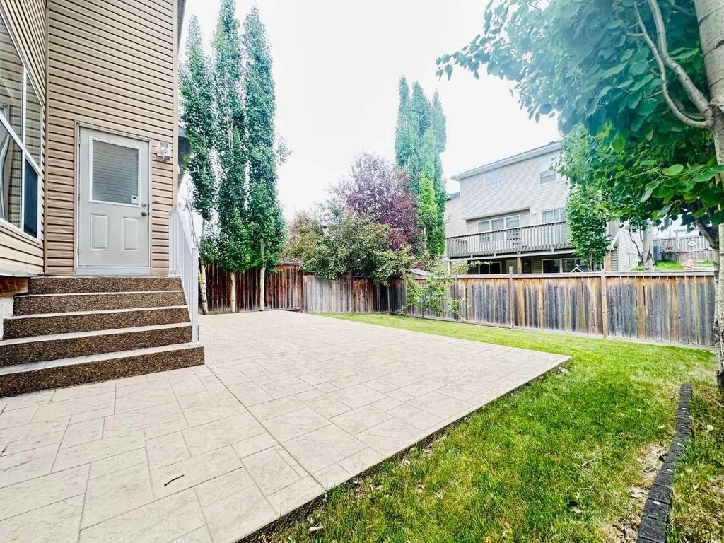 29 Everhollow Rise SW Calgary AB T2Y 5H2