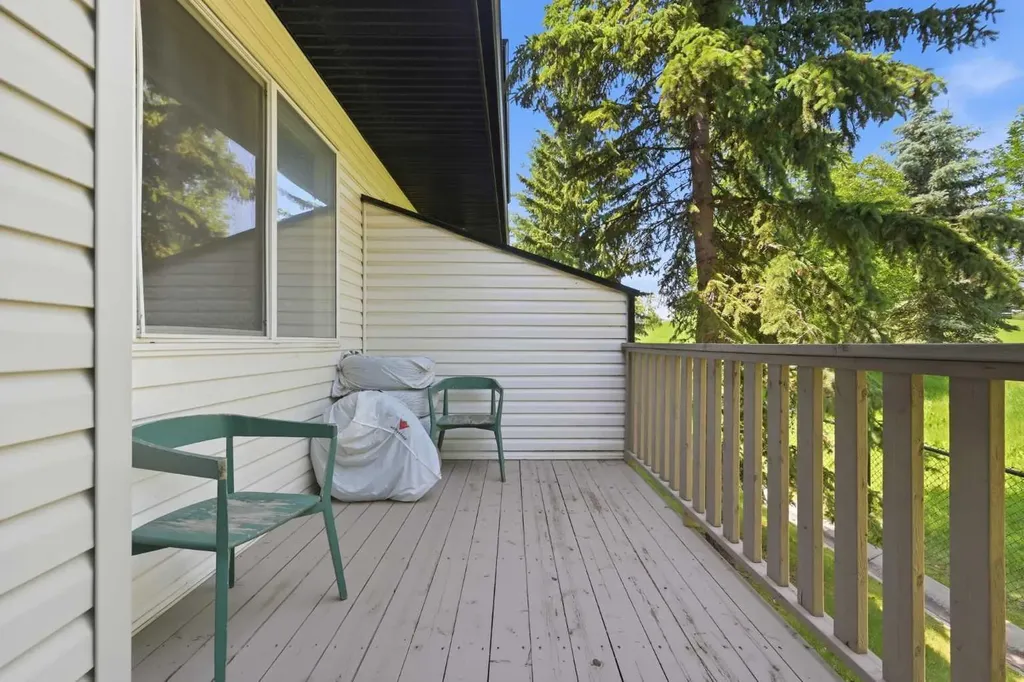 124 Everridge Gardens SW Calgary AB T2Y 0G9