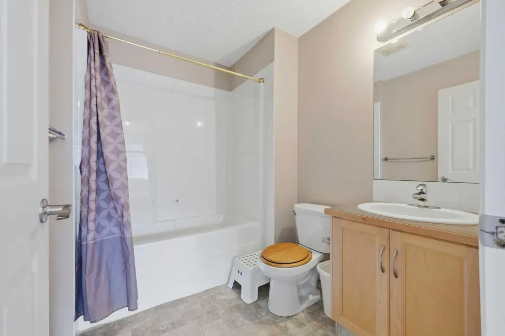 124 Everridge Gardens SW Calgary AB T2Y 0G9