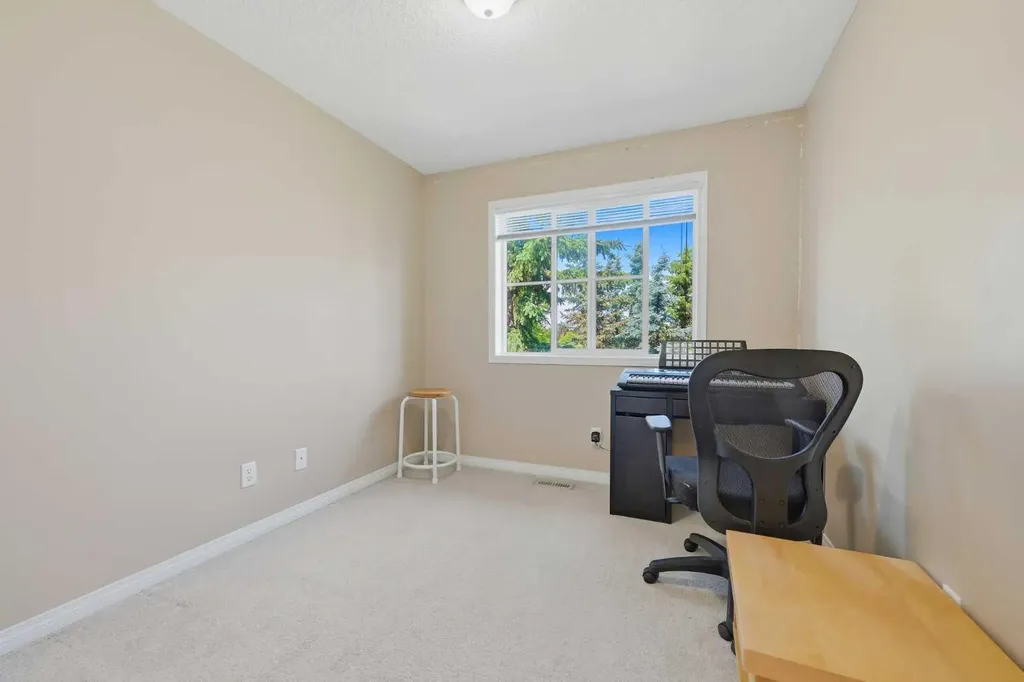 124 Everridge Gardens SW Calgary AB T2Y 0G9