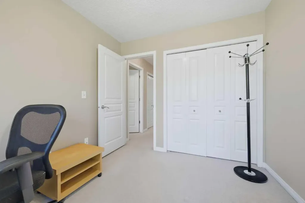 124 Everridge Gardens SW Calgary AB T2Y 0G9
