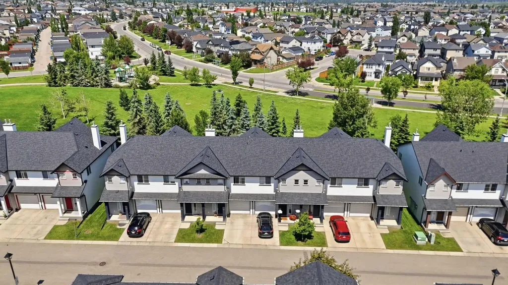 124 Everridge Gardens SW Calgary AB T2Y 0G9