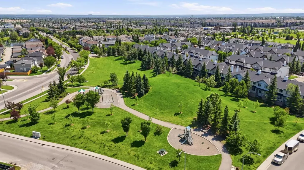 124 Everridge Gardens SW Calgary AB T2Y 0G9