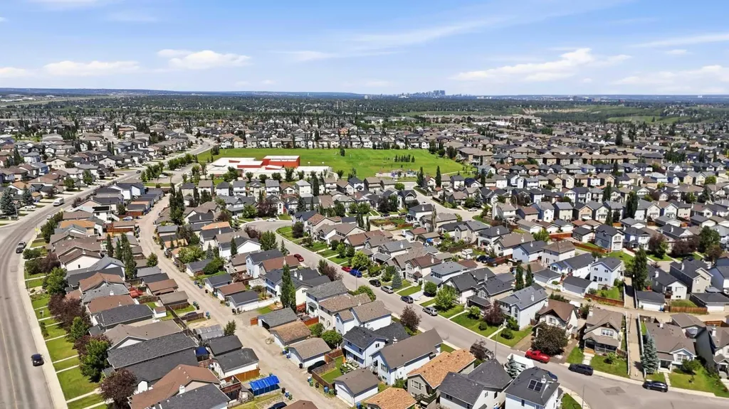 124 Everridge Gardens SW Calgary AB T2Y 0G9