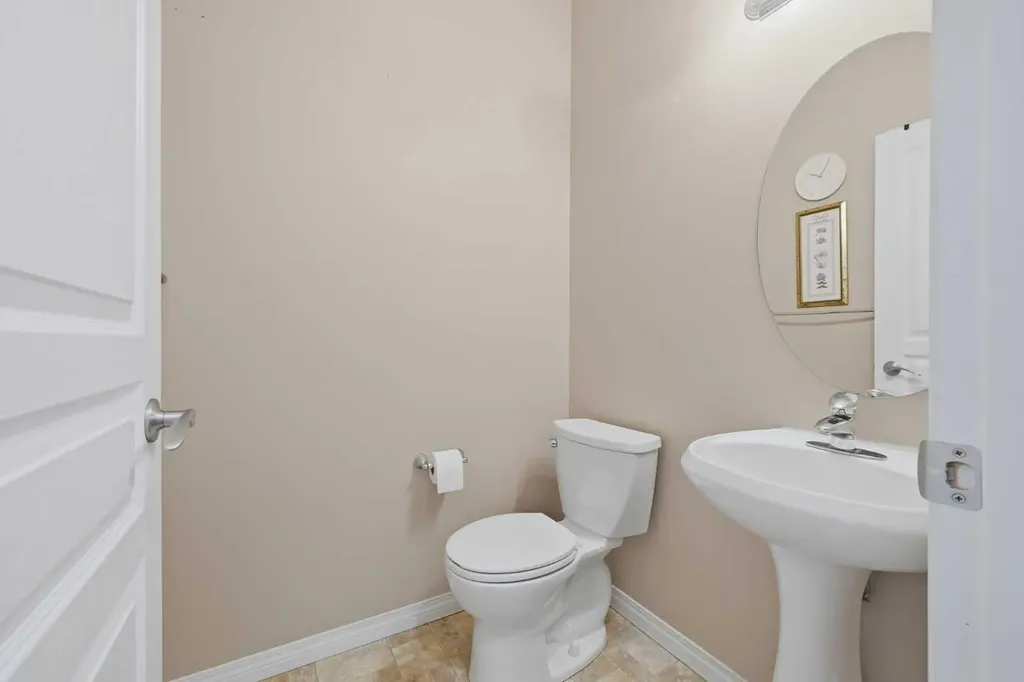 124 Everridge Gardens SW Calgary AB T2Y 0G9