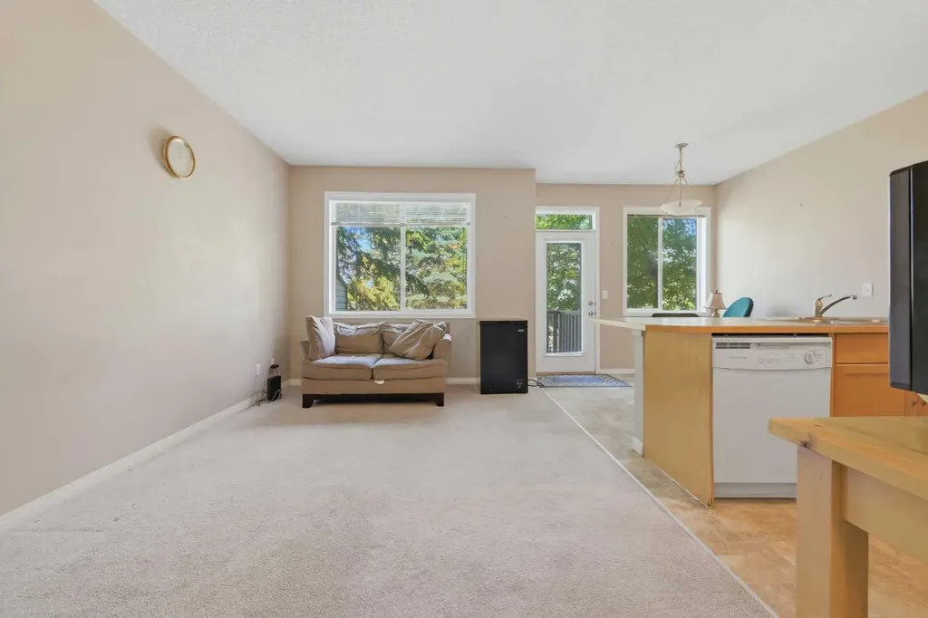 124 Everridge Gardens SW Calgary AB T2Y 0G9