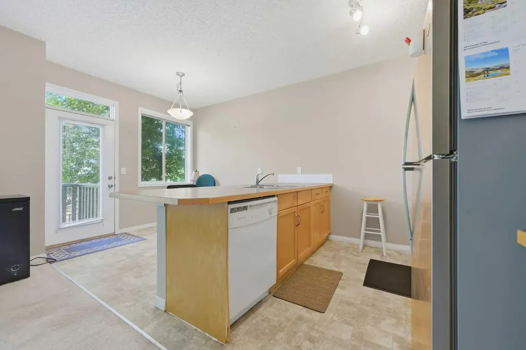 124 Everridge Gardens SW Calgary AB T2Y 0G9