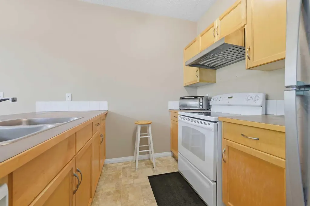 124 Everridge Gardens SW Calgary AB T2Y 0G9