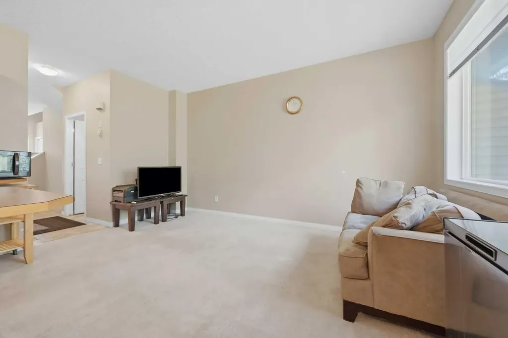 124 Everridge Gardens SW Calgary AB T2Y 0G9