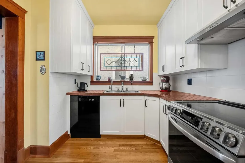 2107 9 Street SE Calgary AB T2G 3B7