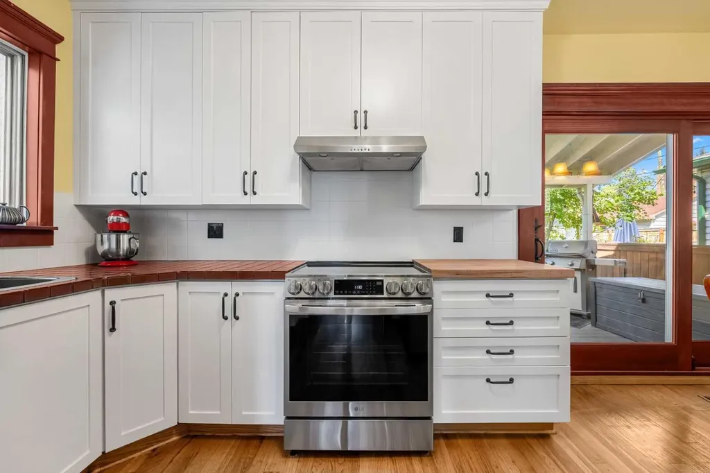 2107 9 Street SE Calgary AB T2G 3B7