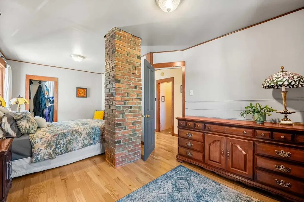 2107 9 Street SE Calgary AB T2G 3B7