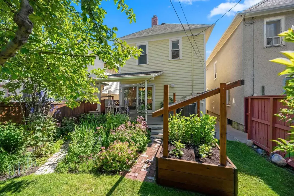 2107 9 Street SE Calgary AB T2G 3B7