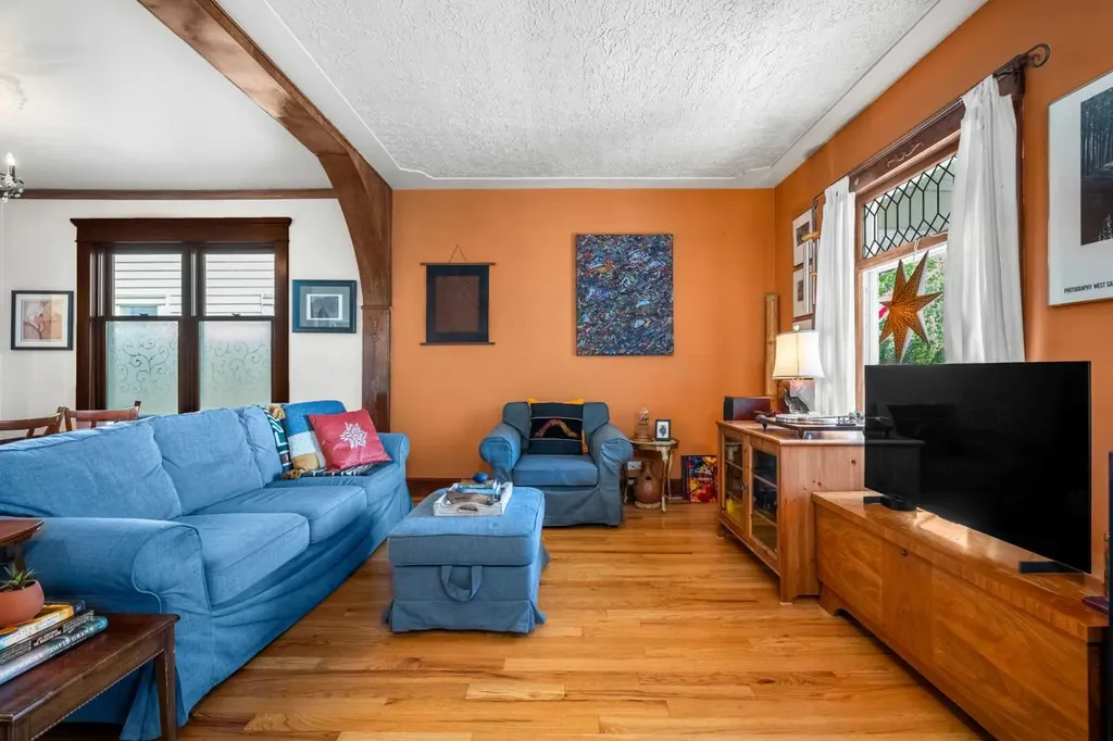 2107 9 Street SE Calgary AB T2G 3B7
