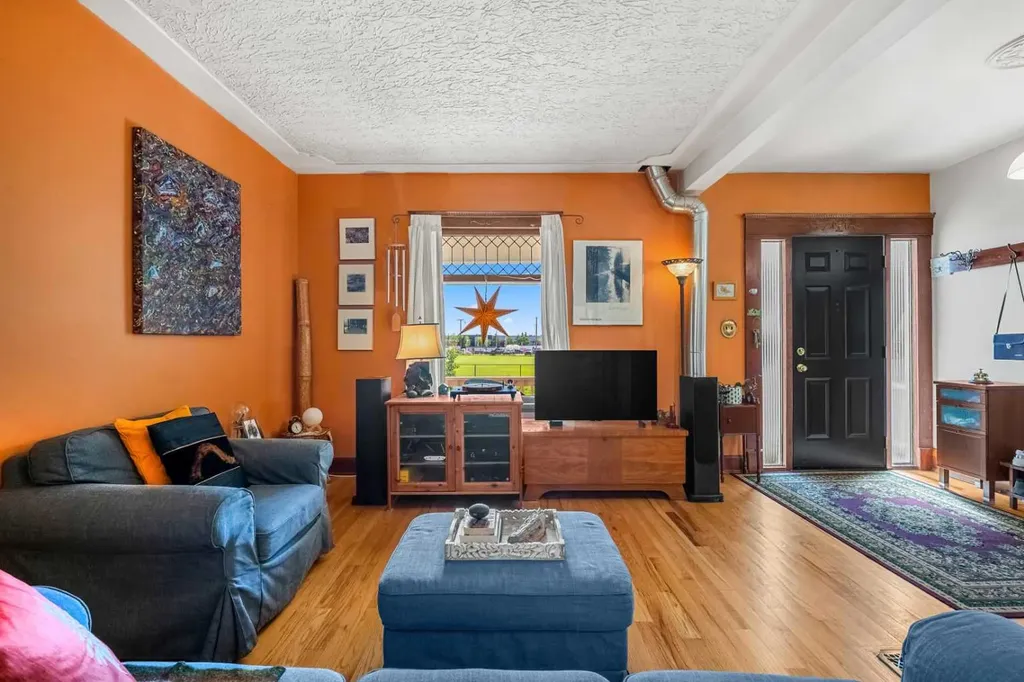 2107 9 Street SE Calgary AB T2G 3B7