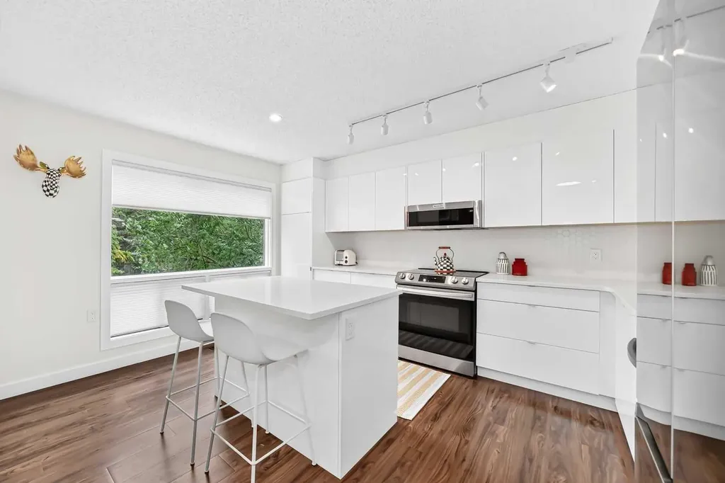 133 Point Drive NW Calgary AB T3B 5C8