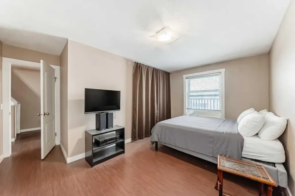 1922 9 Avenue SE Calgary AB T2G 0V2