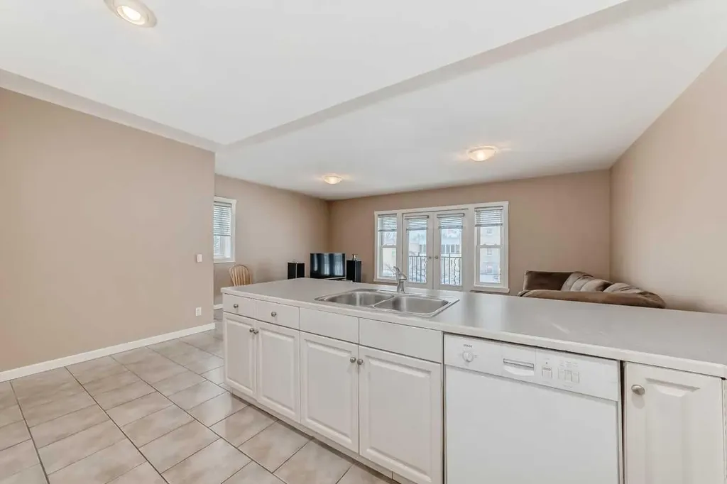 1922 9 Avenue SE Calgary AB T2G 0V2