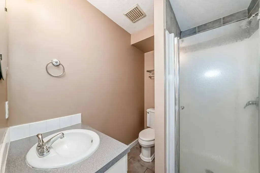 1922 9 Avenue SE Calgary AB T2G 0V2