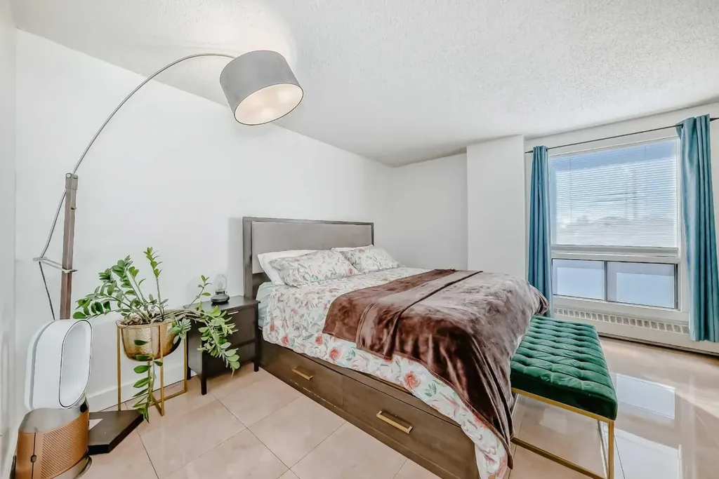 1334 14 Avenue SW Calgary AB T3C 0W2